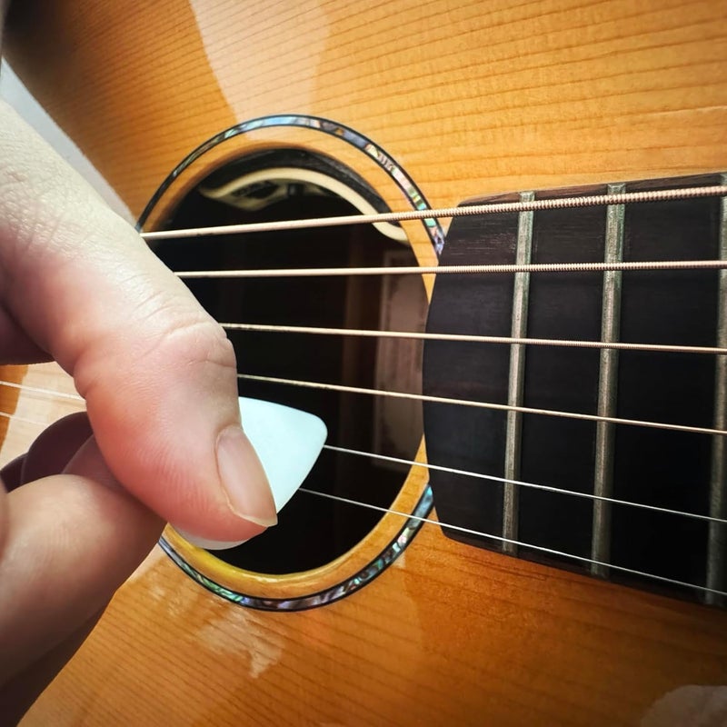 Wingo قلادات جيتار مع قبضة مطبوعة، قلادات غير قابلة للانزلاق بتصميم محكم 5 عبوات (073، 088، 1.0، 1.25، 1.5 مم) لجيتار أكوستيك وكهربائي وباس - لون أبيض. - Image 2